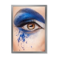 DesignArt 'Izbliza smeđeg oka s plavim fantazijskim make up' Moderni uokvireni umjetnički tisak