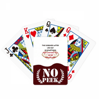 Mišićna snaga dizača utega koji igra poker s kartama Peak, privatna igra